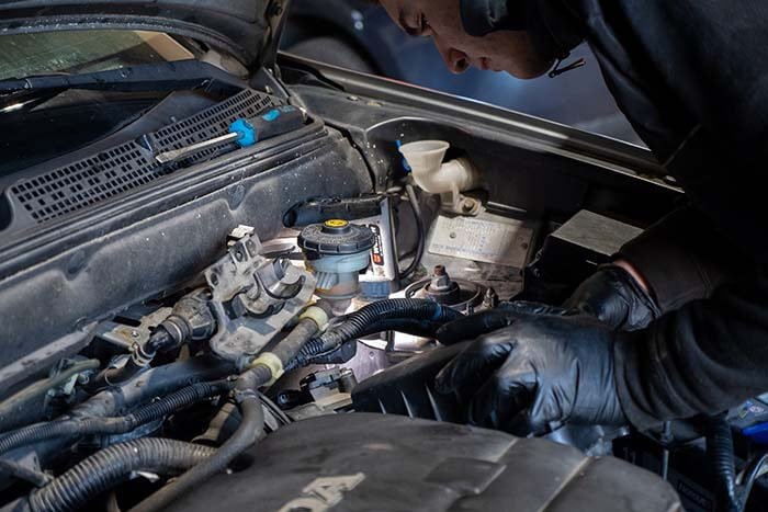 Mécanicien du garage Jema Auto Services à Marcheprime effectuant un diagnostic et une réparation moteur automobile près de Bordeaux et Arcachon.