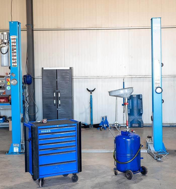 Ponts élévateurs et matériel de mécanique automobile dans un garage.