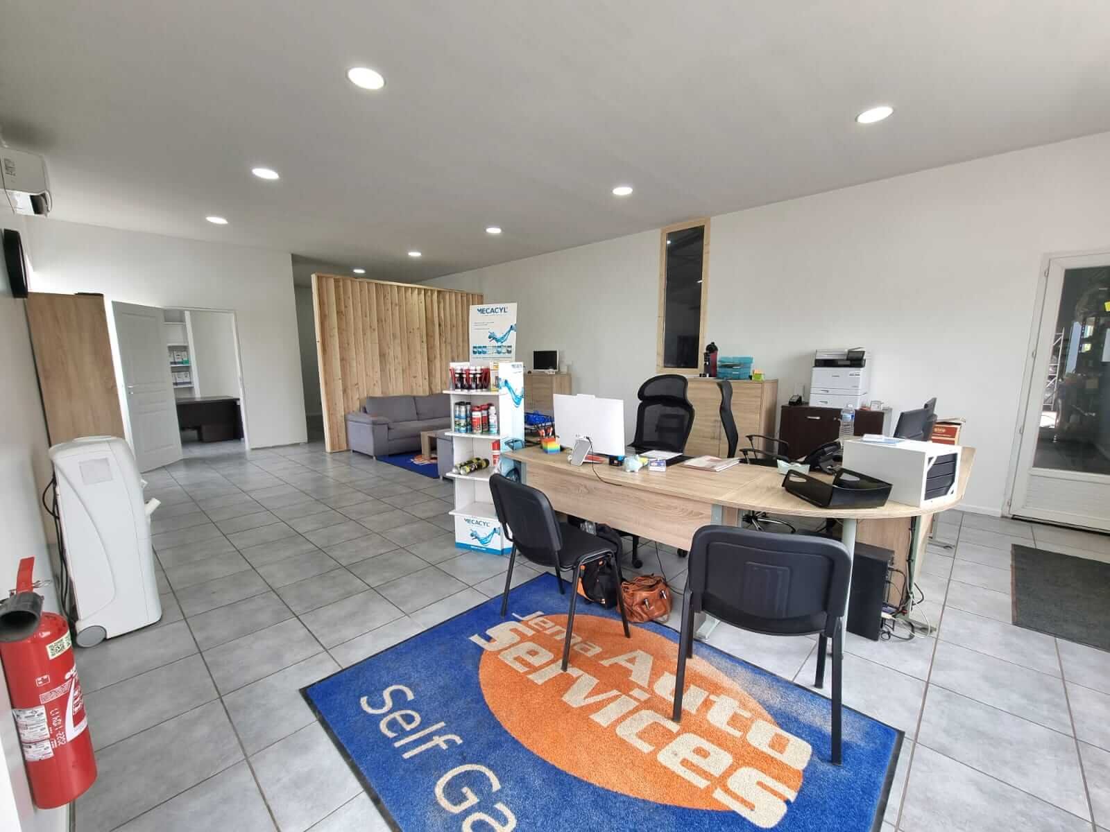 Accueil du garage Jema Auto Services à Marcheprime, espace moderne et convivial pour l’accueil des clients près de Bordeaux et Arcachon.