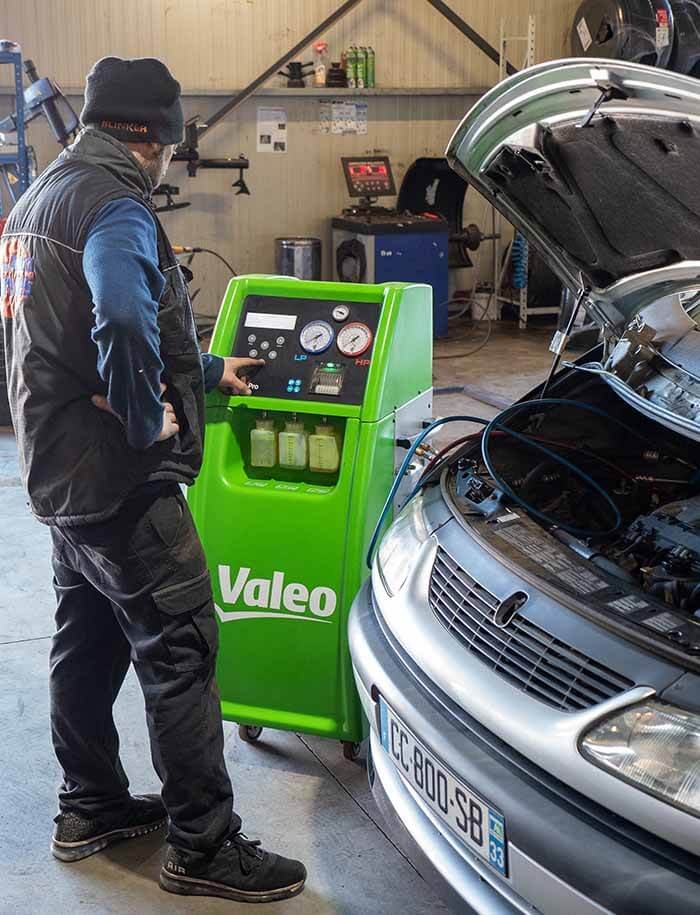 Entretien et recharge de climatisation automobile avec station Valeo au garage Jema Auto Services à Marcheprime près de Bordeaux et Arcachon.